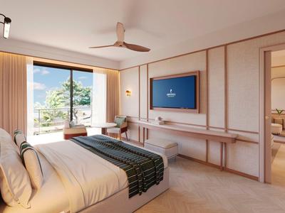 Modern hotelkamer met tweepersoonsbed en groot raam naar terras met zeezicht.