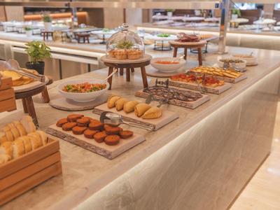Buffet met diverse ontbijtopies in een modern hotelrestaurant.