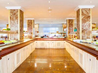 Ein heller, moderner Buffetbereich mit vielfältigen Speisen und reflektierendem Marmorboden.