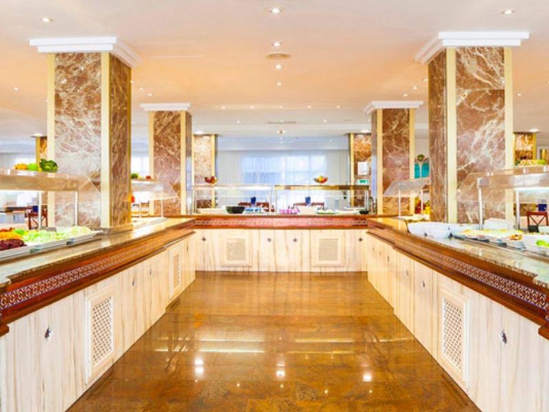 Ein heller, moderner Buffetbereich mit vielfältigen Speisen und reflektierendem Marmorboden.