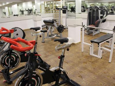 Fitnessraum mit Fahrrädern und Gewichtstrainingsequipment in einem Hotel.