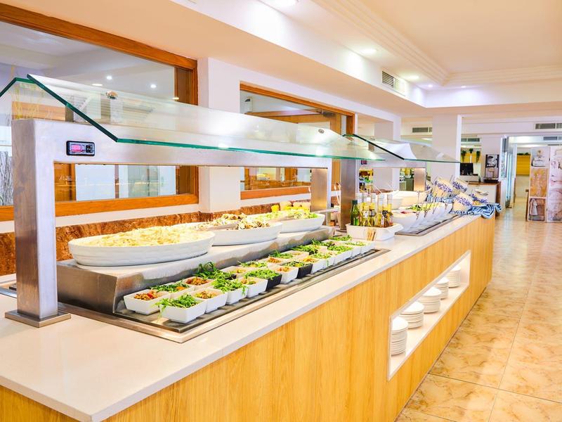 Bufet z wyborem potraw w nowoczesnym hotelu.