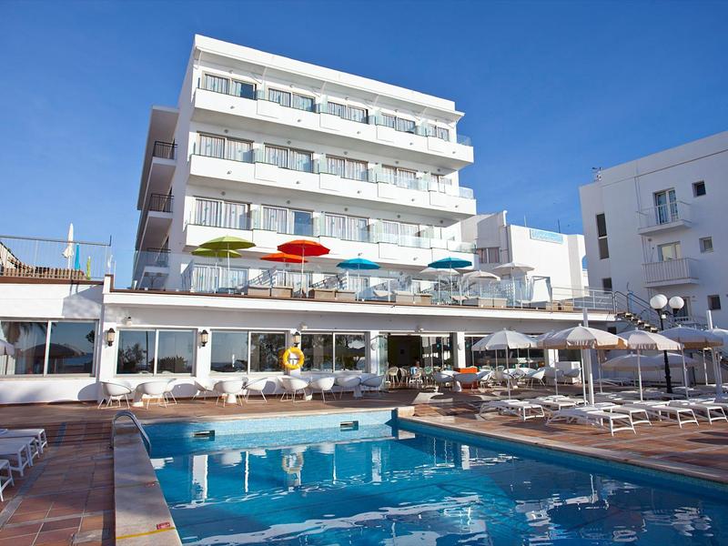 Nowoczesny hotel z basenem na zewnątrz, parasolami i leżakami pod czystym niebem