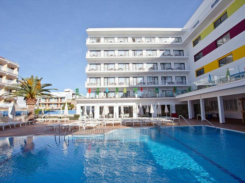 Nowoczesny kompleks hotelowy z basenem na zewnątrz, leżakami i balkonami na wielu piętrach.