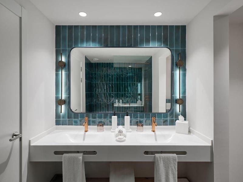 Nowoczesna łazienka z dużym podświetlanym lustrem i podwójną umywalką