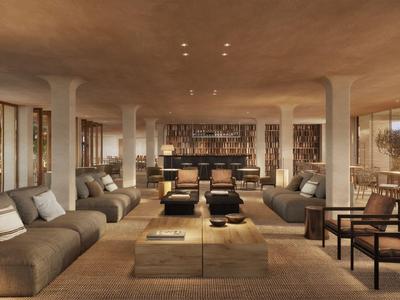 Großzügiger Hotel-Lobbybereich mit modernen Sofas, Sesseln und warmem Beleuchtungskonzept.