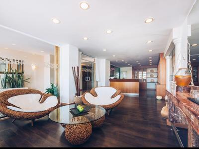 Moderne Wohnzimmer mit dunklem Holzfußboden, runden Sitzmöbeln und Glas-Couchtisch.