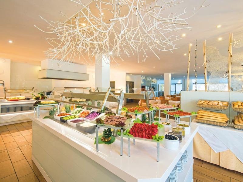 Nowoczesna sala śniadaniowa z bogatym bufetem i elegancką atmosferą.