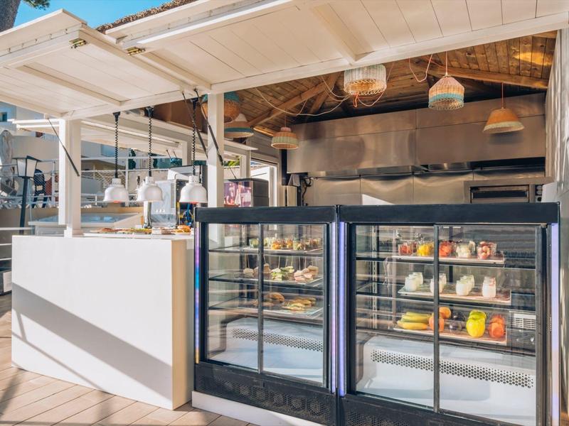 Nowoczesna strefa śniadaniowa z szklanymi witrynami i jedzeniem w hotelu.