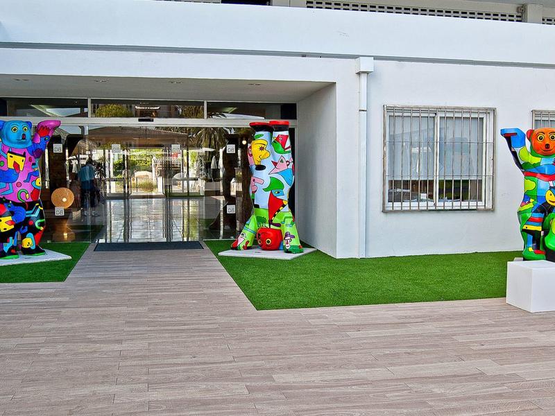 Hotel entrance with colorful bear statues in front of the white building