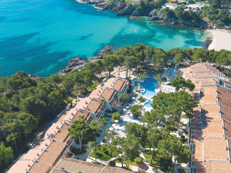 Widok z lotu ptaka hotelu nad brzegiem morza z basenami, sosnami i turkusowym morzem