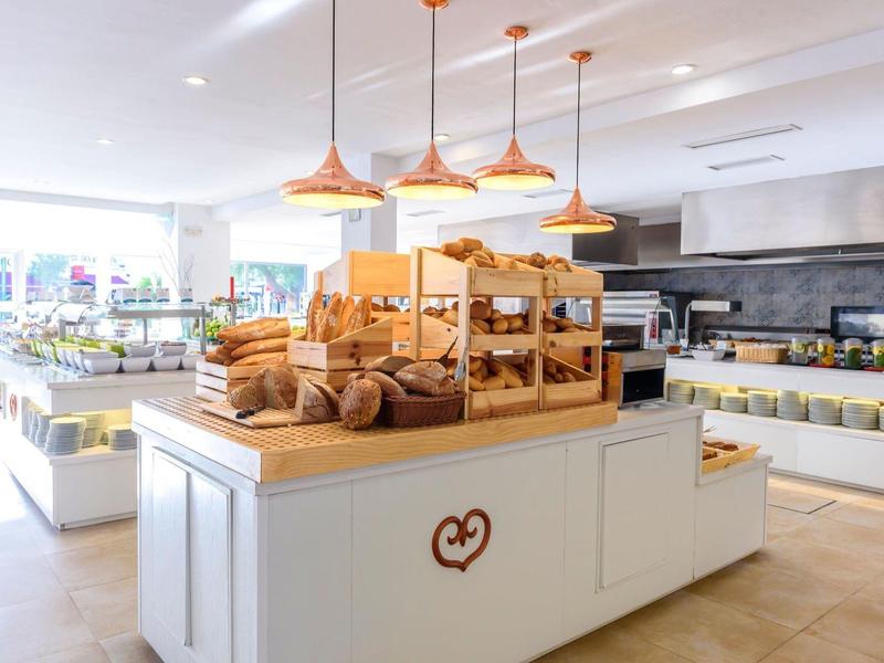 Jasne bufet śniadaniowy z świeżym chlebem w nowoczesnej restauracji hotelowej.