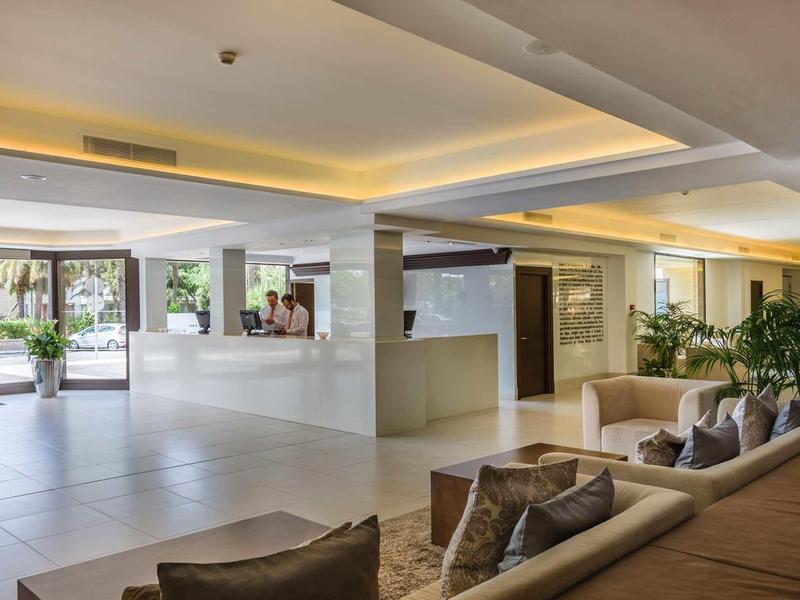 Moderna hall dell'hotel con aree salotto eleganti e illuminazione luminosa.