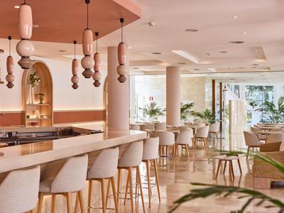 Modern interieur van hotelbar met houten krukken en zachte verlichting