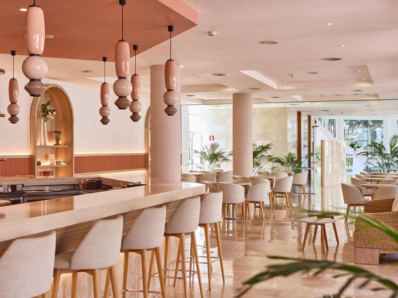 Modern interieur van hotelbar met houten krukken en zachte verlichting