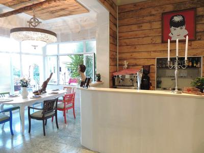 Jasna przestrzeń lounge hotelu z drewnianymi ścianami, nowoczesnym wystrojem i wieloma miejscami do siedzenia.