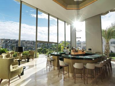 Lichte hotelbar met panoramische ramen en uitzicht op de stad