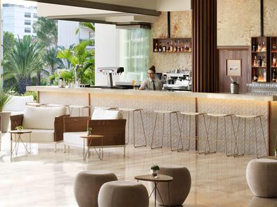 Espace bar d'hôtel moderne avec sièges confortables et design lumineux et élégant.