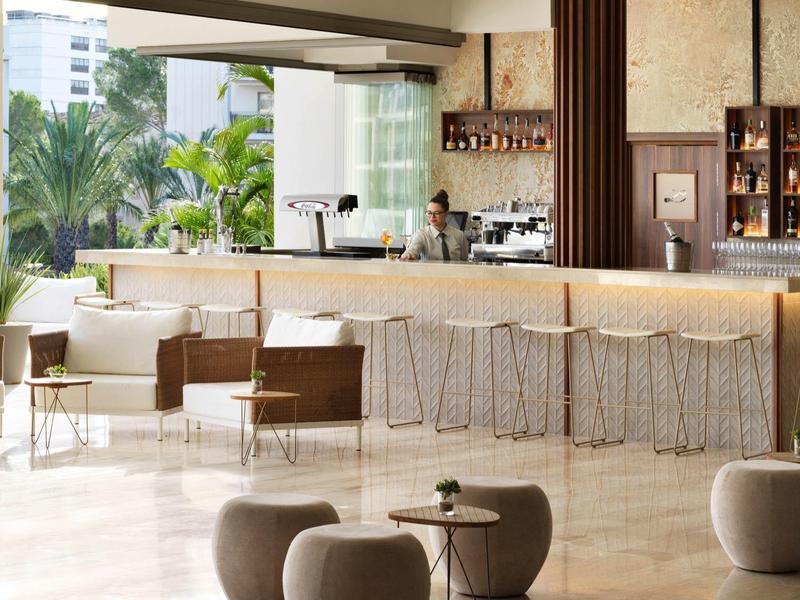 Espace bar d'hôtel moderne avec sièges confortables et design lumineux et élégant.