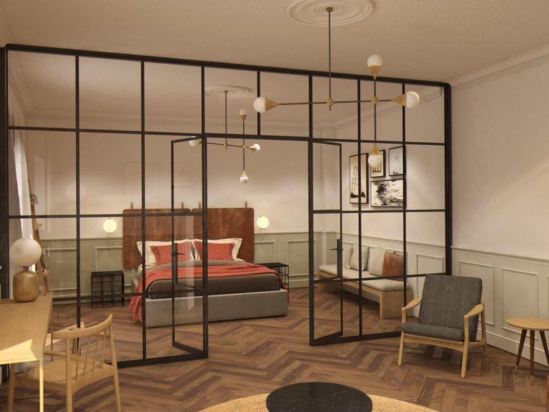 Moderne woonkamer met glazen wand, bruine bank en houten vloer in hotelkamer