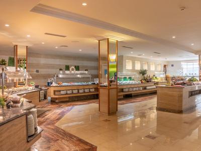 Světlá moderní bufetová restaurace s širokým výběrem jídel a stylovým zařízením.