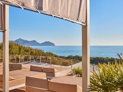 Terasa s posezením a výhledem na moře a hory za jasné oblohy