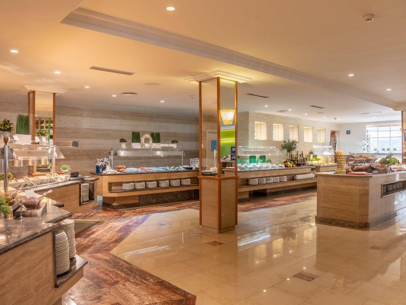 Světlá moderní bufetová restaurace s širokým výběrem jídel a stylovým zařízením.