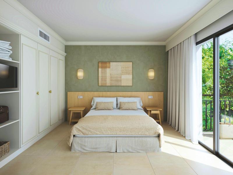 Dormitorio luminoso con cama doble, armario blanco, terraza con vistas verdes y decoración minimalista.