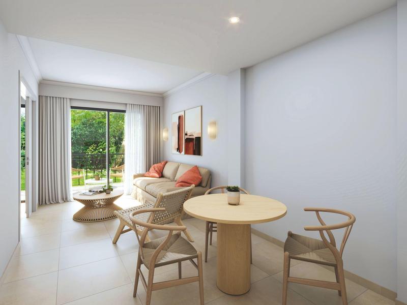 Sala moderna con sofás, mesas redondas y grandes ventanas con vista al jardín.