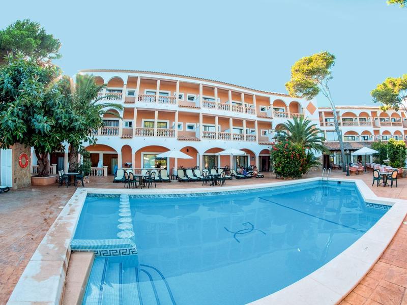Edificio dell'hotel con più piani e piscina all'aperto sotto il cielo azzurro