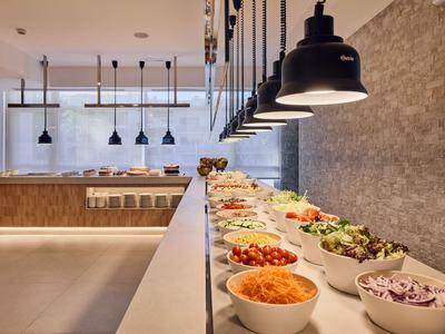 Bufet z różnymi sałatkami i gorącymi potrawami w nowoczesnej restauracji hotelowej.