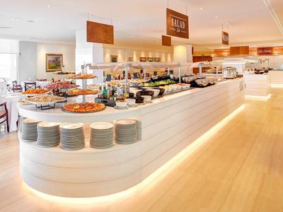 Ristorante buffet moderno e luminoso con una varietà di cibi e aree pranzo confortevoli.