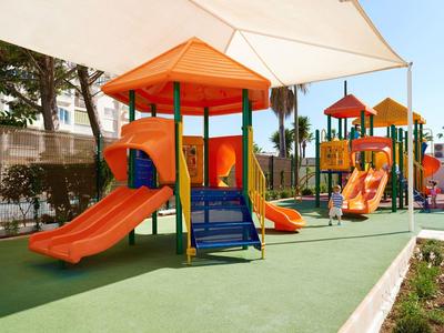 Colorato parco giochi all'aperto con scivoli e strutture per arrampicarsi.