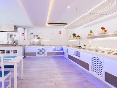 Helle, moderne Buffetküche mit weißen Möbeln, blauen Akzenten und einer langen Theke.