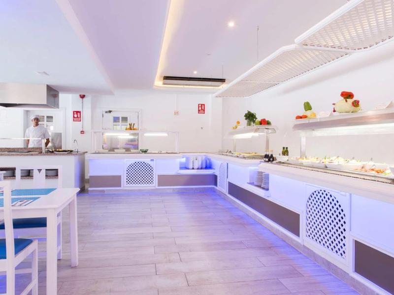 Helle, moderne Buffetküche mit weißen Möbeln, blauen Akzenten und einer langen Theke.