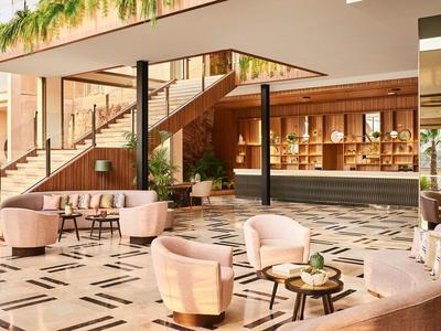 Moderne Hotellobby mit bequemen Sesseln, Holzvertäfelung und eleganter Empfangstheke