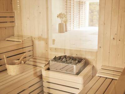 Helle Holzsauna mit Sitzbänken und Saunaofen in der Mitte