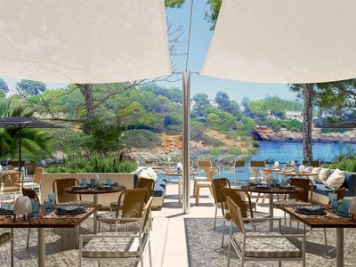 Freiluftrestaurant mit Tischen, Stühlen und Sonnenschirmen mit Blick auf eine tropische Küstenlandschaft.