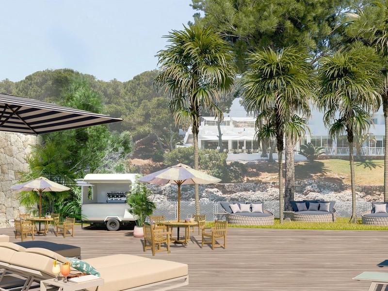 Área de gimnasio con pesas, mancuernas y accesorios en el suelo junto a una pared con la palabra MOVING