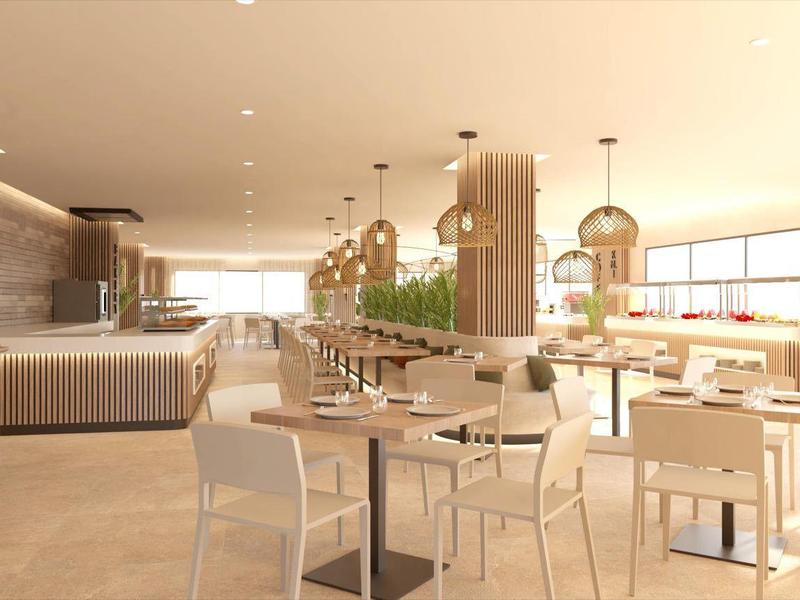 Gran comedor luminoso con muebles modernos y luz natural, ideal para huéspedes del hotel.