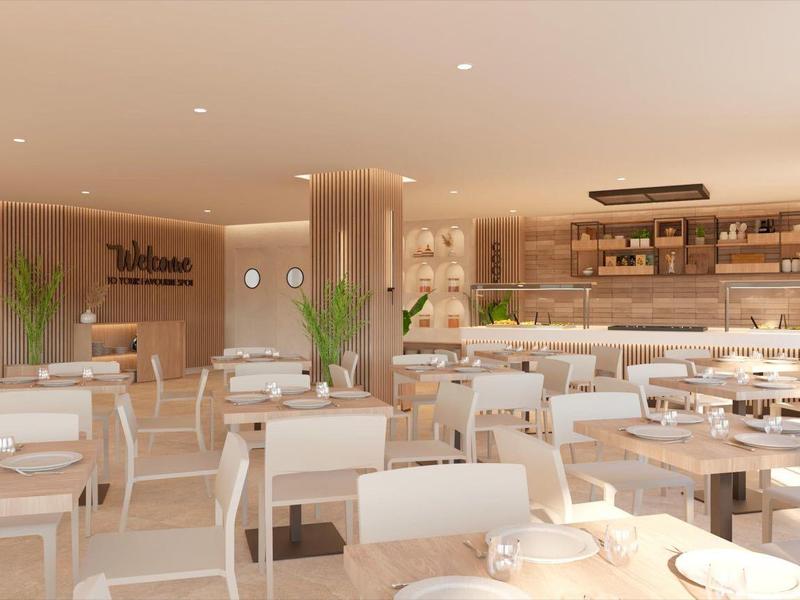 Restaurante de hotel moderno y luminoso con decoración de madera, sillas blancas y grandes ventanas.