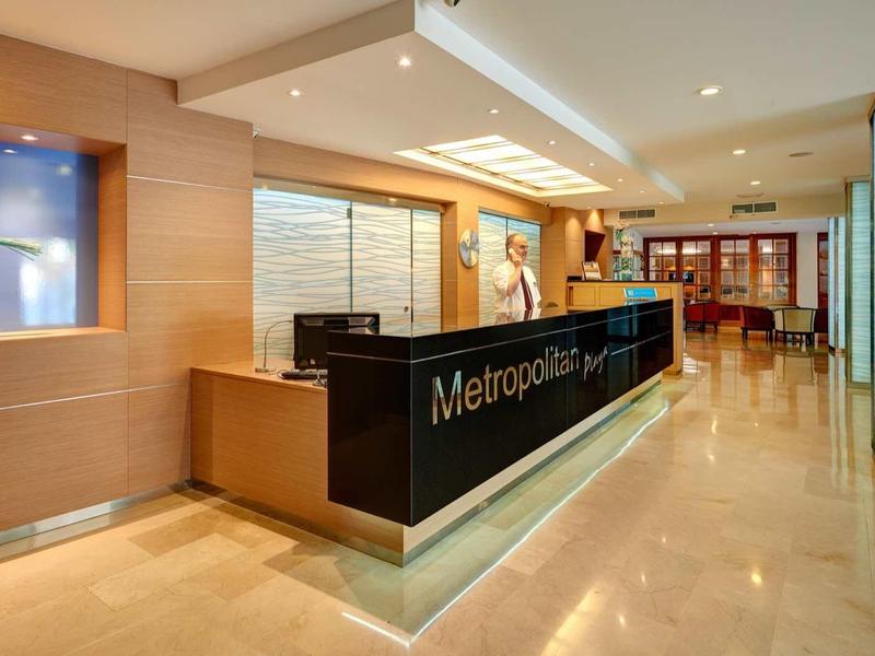 Réception d'hôtel moderne avec comptoir éclairé et décoration en bois chaud