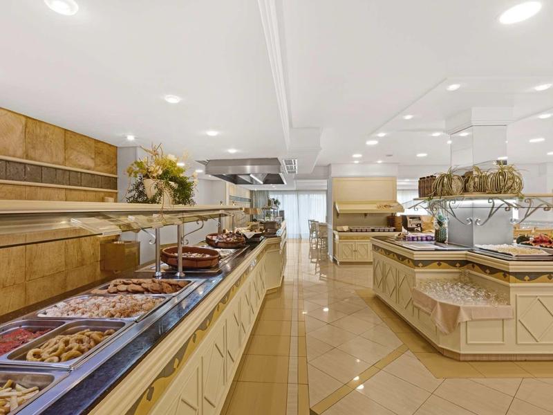 Espace buffet avec divers plats et un intérieur moderne et lumineux.