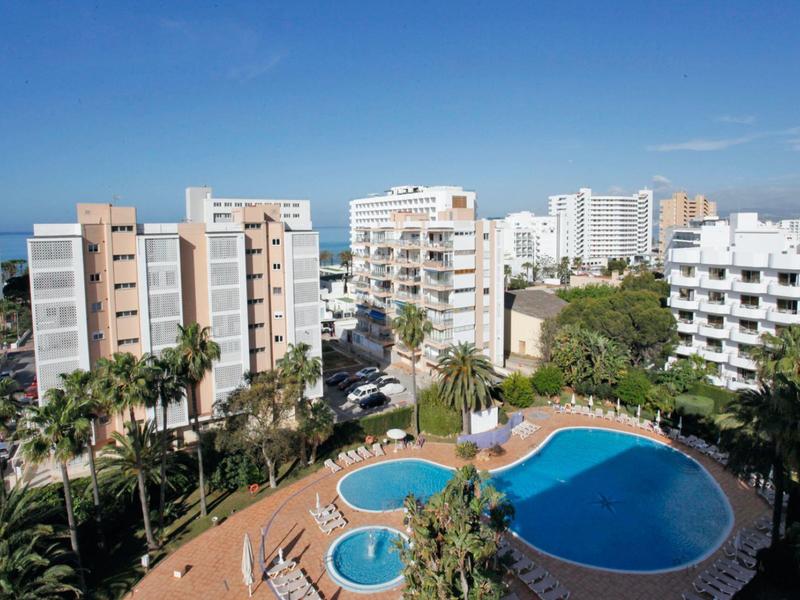 Vista dell'hotel con più piscine e alti edifici sotto un cielo limpido