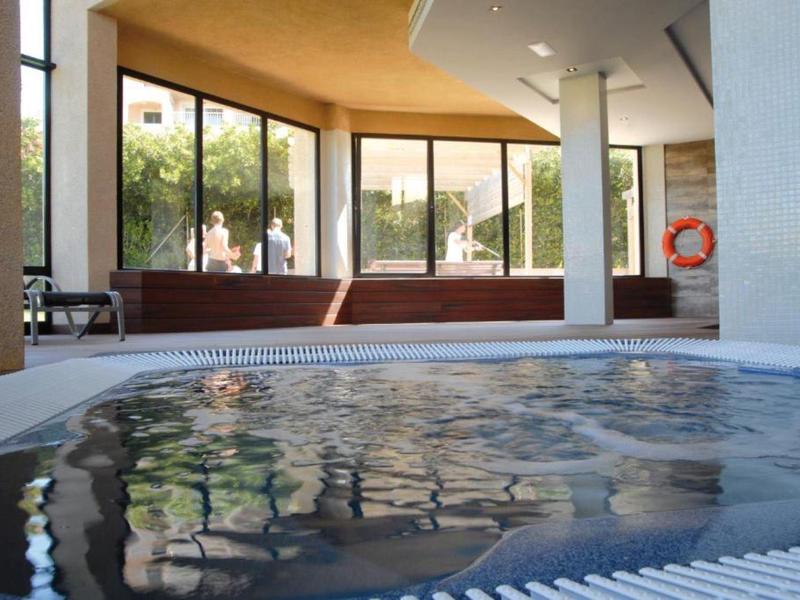 Innenraum mit rundem Whirlpool, großen Fenstern und modernem, hellem Design.