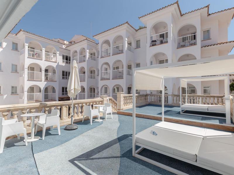 Moderne hotelbinnenplaats met mediterrane stijl en comfortabel tuinmeubilair.