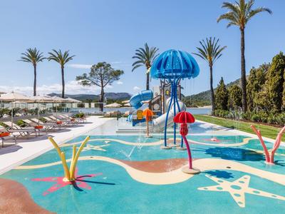 Bunter Wasserspielplatz mit Pool, Rutschen und Palmen in einem sonnigen Ferienhotel.