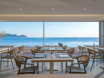 Moderner Speisesaal mit See- und Bergblick in einem Hotel.