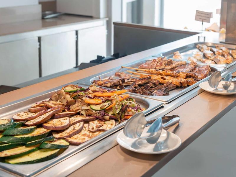 Bufet z różnorodnymi grillowanymi warzywami gotowymi do podania w hotelu lub restauracji.