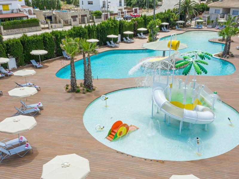 Nowoczesny basen z parasolami i leżakami w hotelu